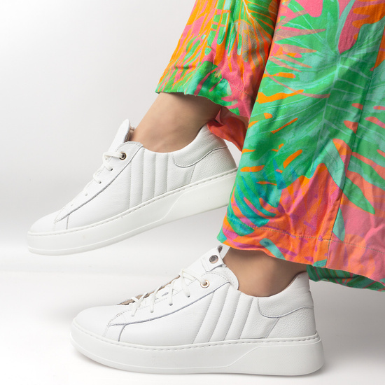 Jak dbać o białe sneakersy skórzane, aby nie żółkły?