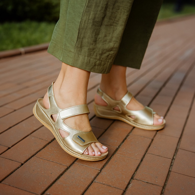 Skórzane sandały damskie na platformie Pollonus złoty 5-0994-040